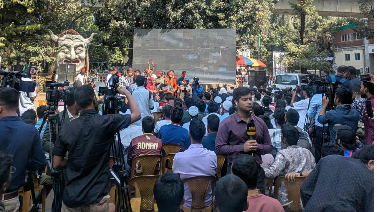 টিএসসিতে শেখ হাসিনার রায় দেখতে ভিড়